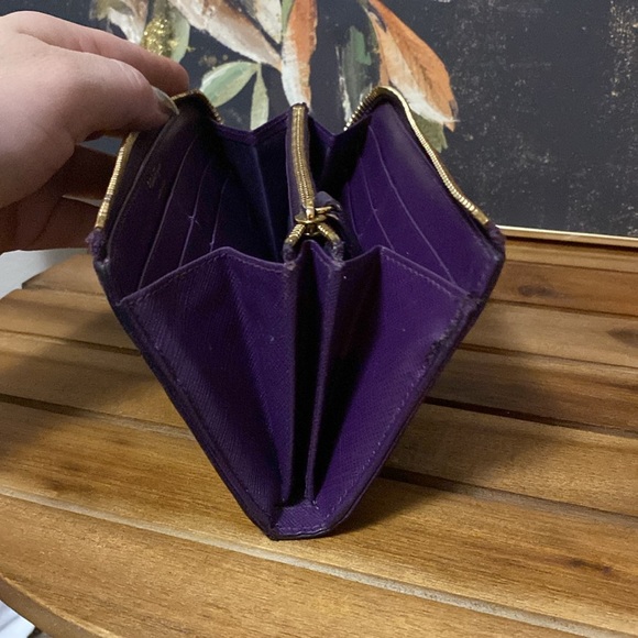 Gorgeous vintage Salvatore Ferragamo Miss Vara Bow zip wallet. - Picture 6 of 9